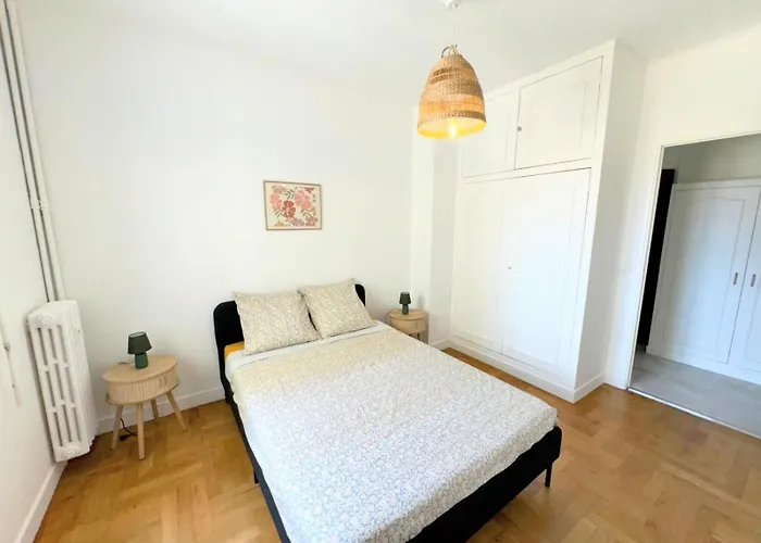 Apartment Avec Balcon, Pres De La Et Promenade Des