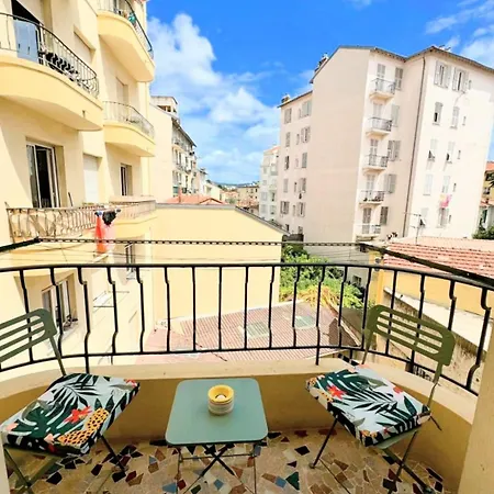 Avec Balcon, Pres De La Et Promenade Des