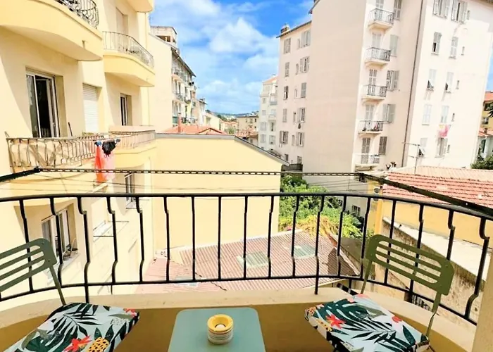 Avec Balcon, Près De La Et Promenade Des