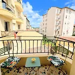 Avec Balcon, Pres De La Et Promenade Des